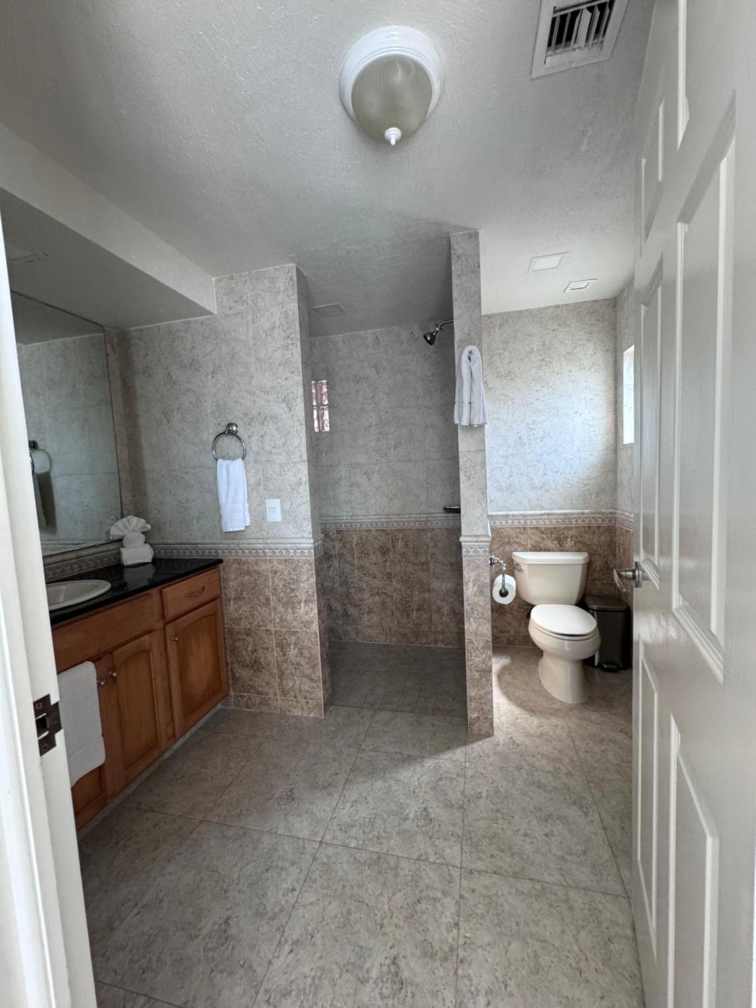 The Queen Of - Urban Empire En-suite View - For Couples In Mind